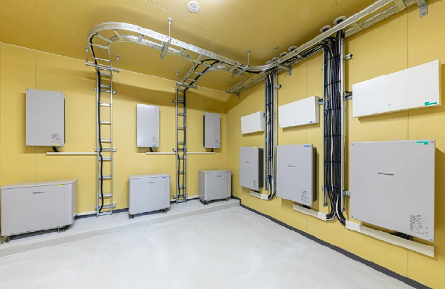 北海道釧路町の避難タワー設備室に設置された蓄電システム