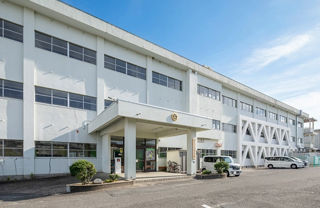 奈良市六条小学校の外観