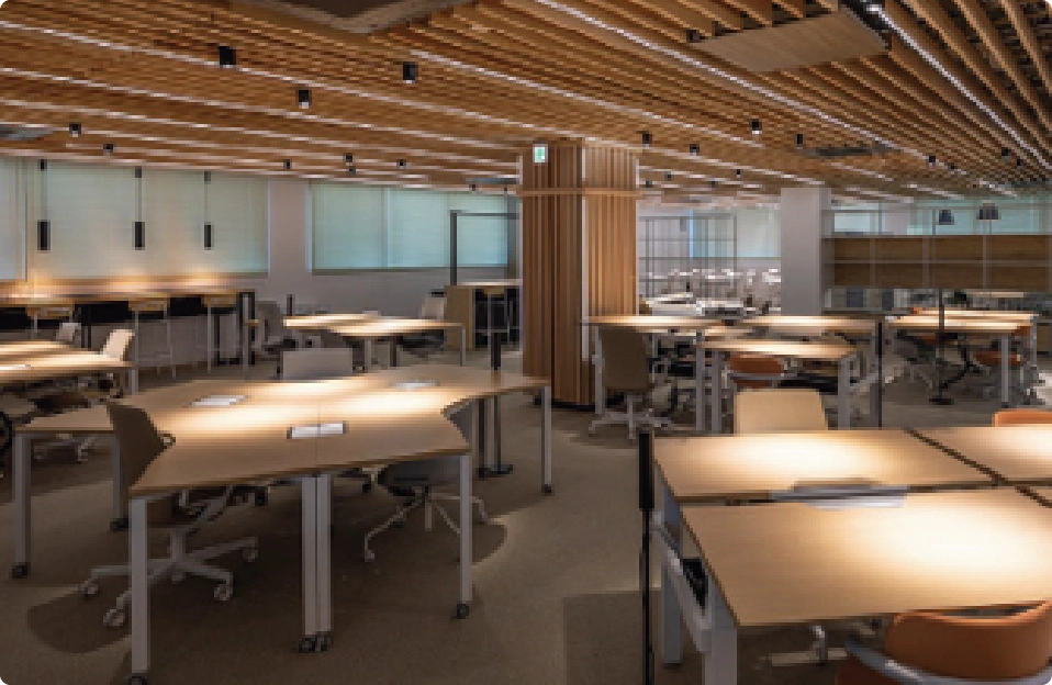 木質ルーバー天井と柔らかな照明が調和する奈良県庁 本庁舎のオフィス