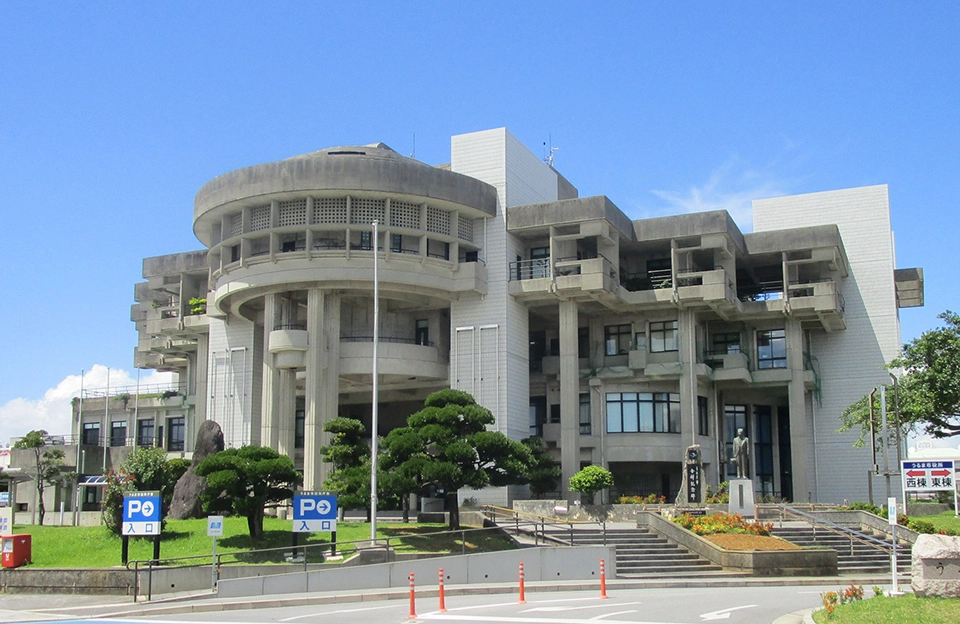 沖縄県 うるま市役所本庁舎の外観