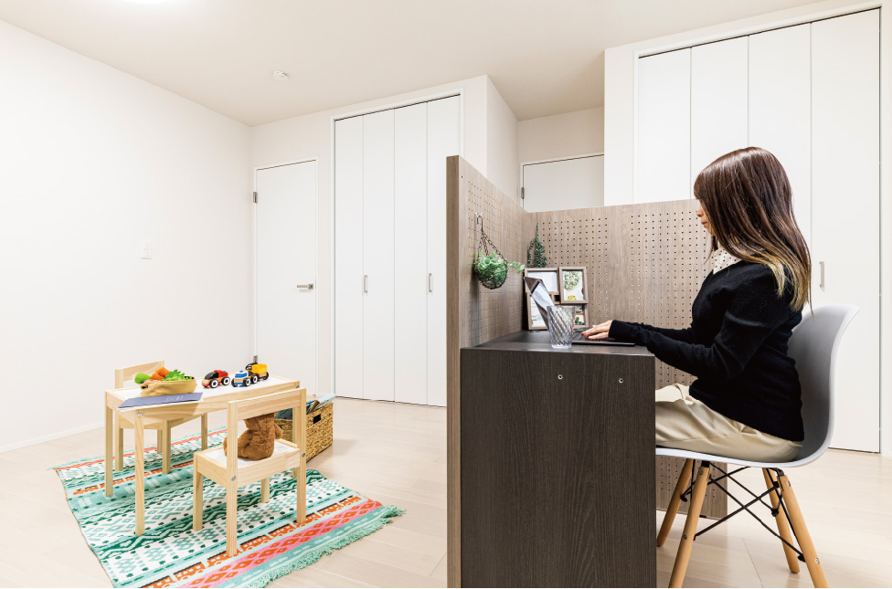 在宅勤務の集中作業に対応する約1m2の個室環境が作れる組立簡単デスク「KOMORU」