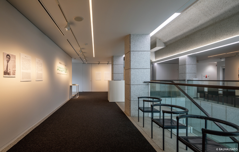 2階展示ロビーには存在感を抑えながら壁面照度を確保できる導光板照明を採用