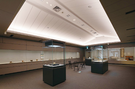 紫外線を抑えたLEDにより明るく鑑賞しやすくなった島根を代表する工芸品コレクションの展示室
