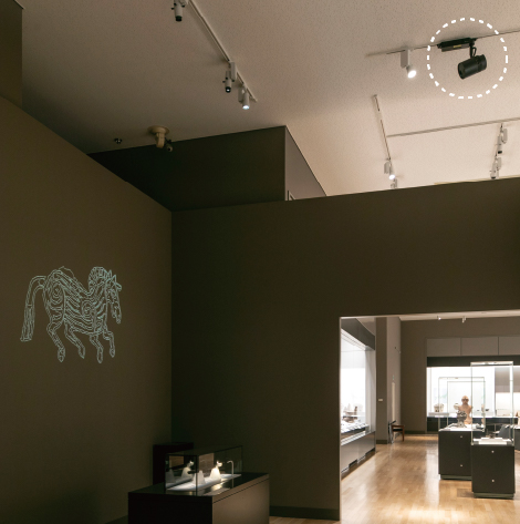 国宝 銀象嵌銘大刀に象嵌された「馬」を、スペースプレーヤーで壁面に照射