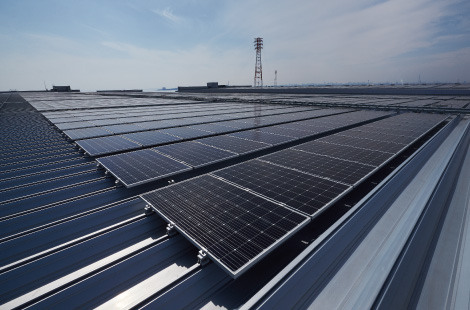 屋上に設置された約1MWの太陽電池モジュール