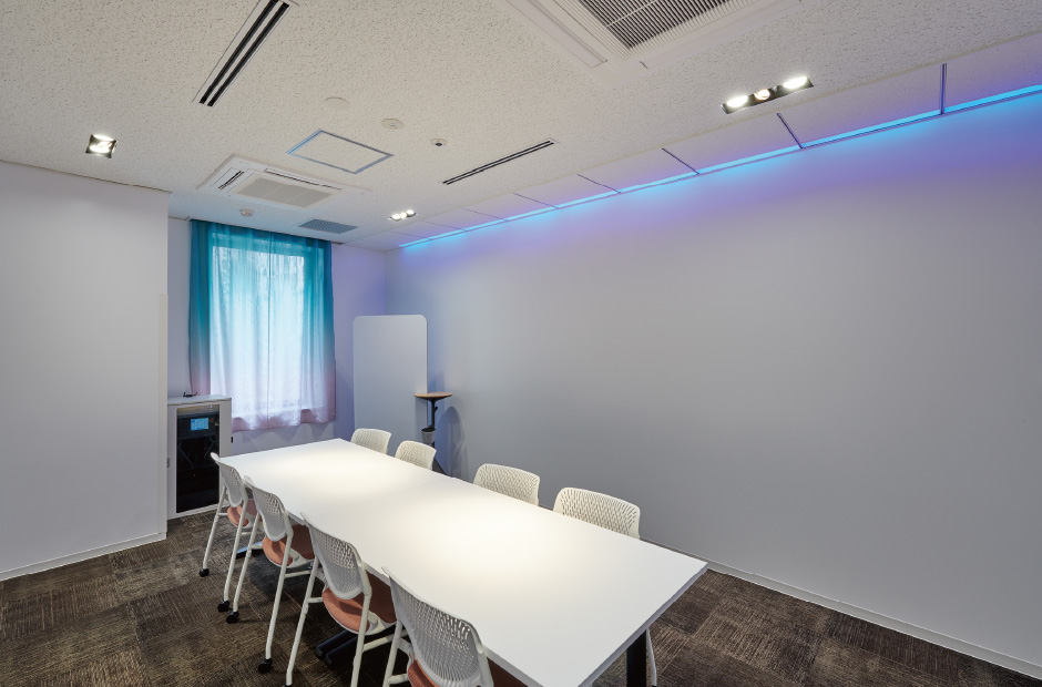 エアコンとカラー照明を連携して温冷感を制御する会議室