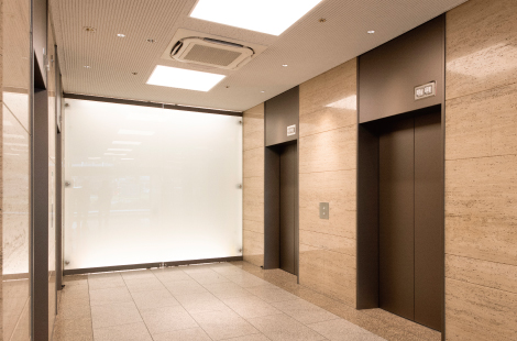 照明とともに、エレベーター扉までデザインされたエレベーターホール