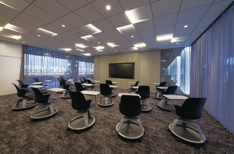 天井照明によって最適な環境を演出する会議室