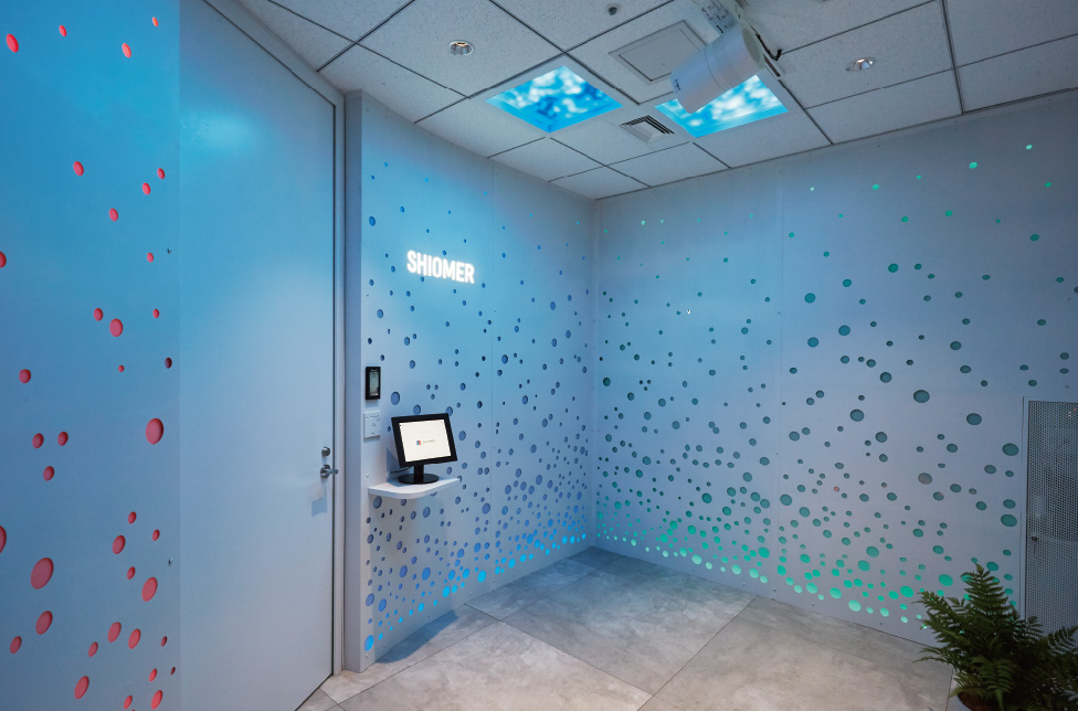 エントランスでは天窓Visionや照明・香りの演出で来訪者を迎え、社員は顔認証システムで入室する