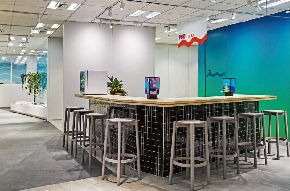 マグネットスペースのカウンターに配置された次世代照明「ランターナ」