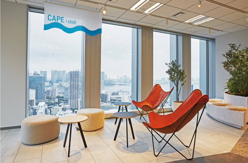 緑に囲まれ海を望むリフレッシュエリア「CAPE/chill」