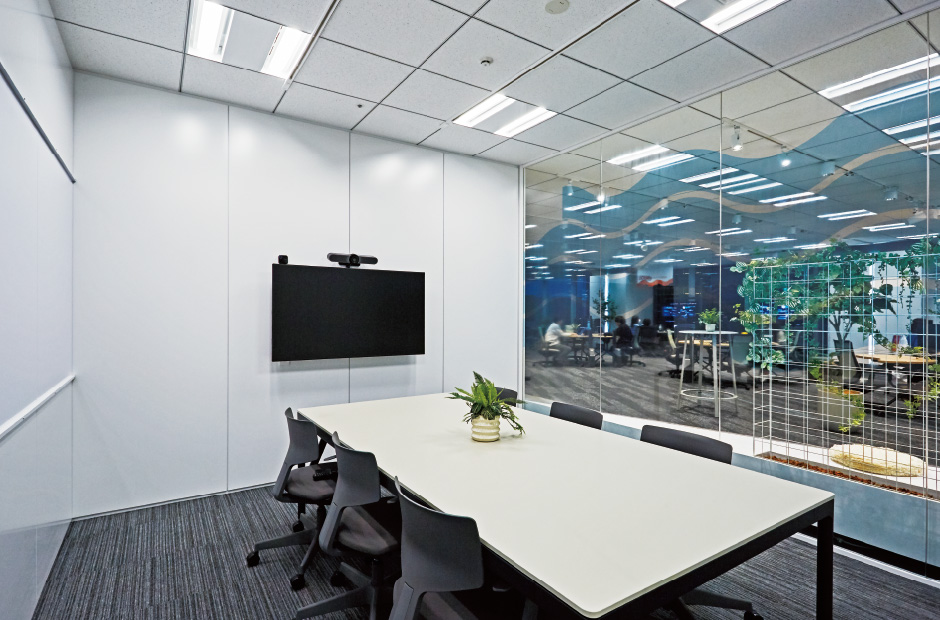 片面をガラスパーティションにした開放的なミーティングルーム