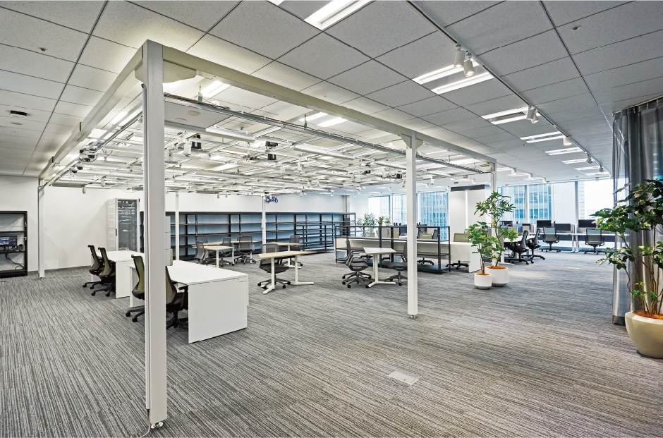 天井の電源ダクトレールに容易にアクセスできるキッティングエリア「DECK/development」