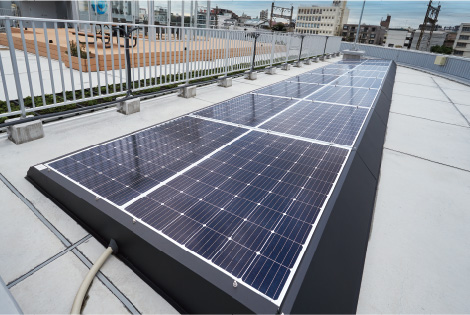 屋上に設置された太陽電池モジュール