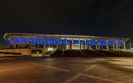 写真：プロジェクションマッピングで美しくライトアップされたスタジアムの外観