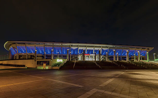 写真：プロジェクションマッピングで美しくライトアップされたスタジアムの外観