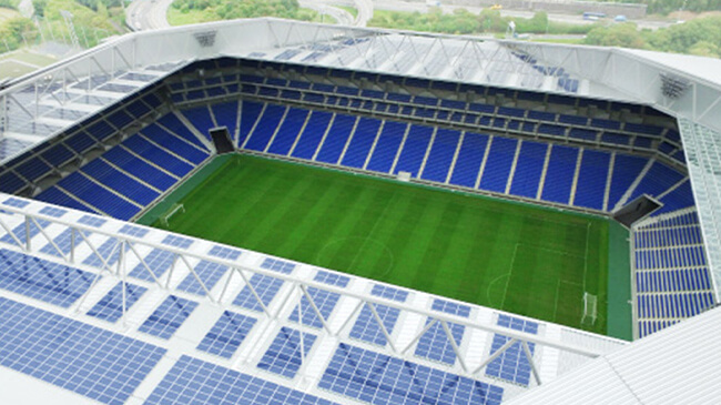 写真：太陽電池が設置された市立吹田サッカースタジアム