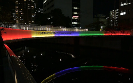 写真：LED照明で鮮やかに演出された品川区ふれあいK字橋