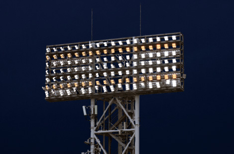 従来のカクテル光線をLEDで再現した鉄塔照明