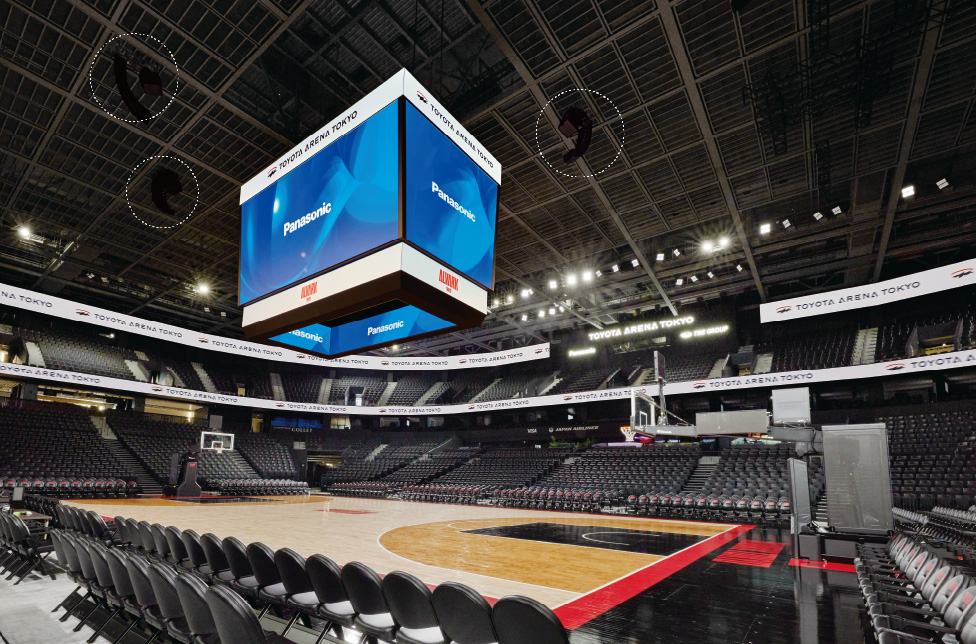センターハングビジョンの周囲に配置されたラインアレイスピーカー（○印）。センターハングビジョンはコートサイドからも演出を楽しめるよう内部ビジョンも装備している