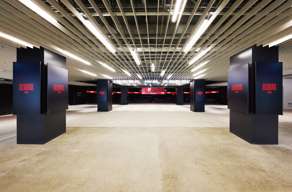 エントランスからアリーナに向かうアプローチには柱廻りにデジタルサイネージを設置し、天井のルーバーにライン照明をランダムに配置して来場者の動線を誘導