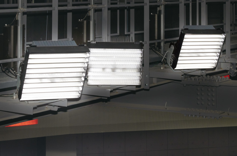 グレア（まぶしさ）を低減するために一部照明器具にルーバーを設置