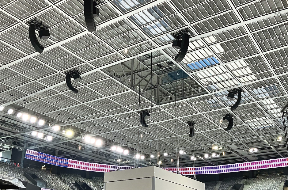 アリーナ中央の天井に設置された11連ラインアレイスピーカー