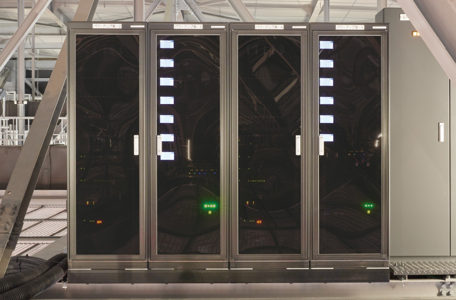 キャットウォーク上に配置されたアンプ設備