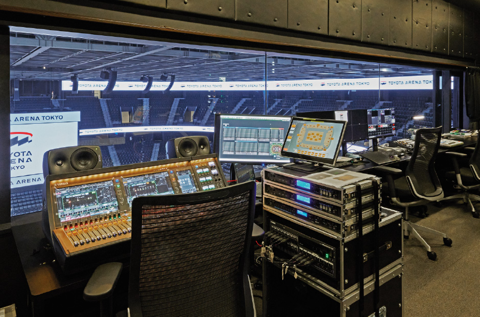 アリーナの状況を見ながらアリーナの演出が行える操作卓