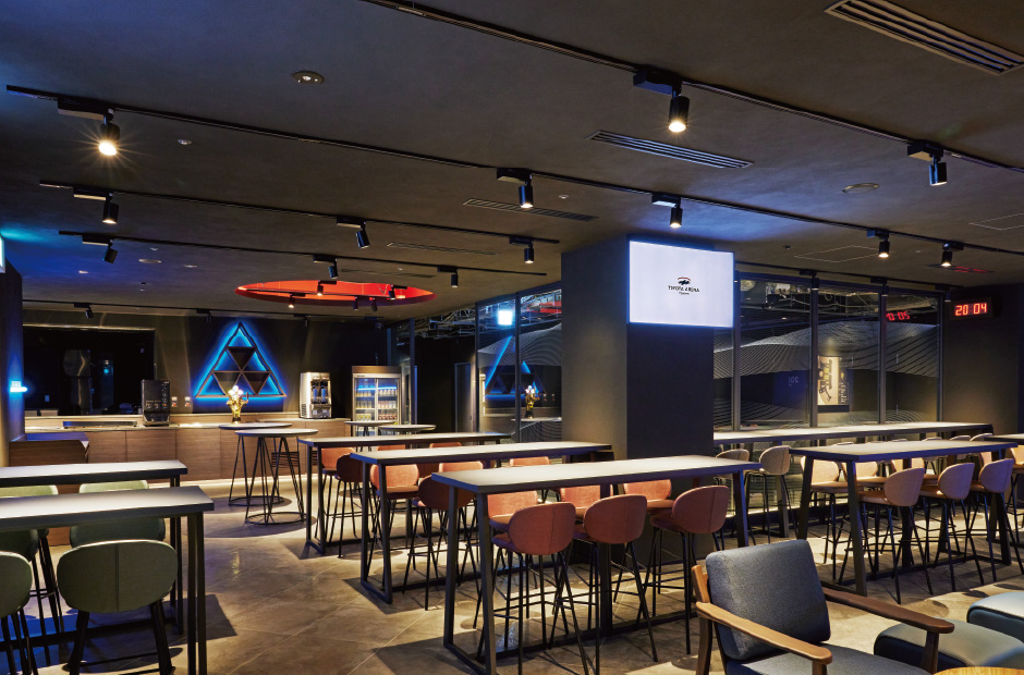 スポーツバー型ラウンジの