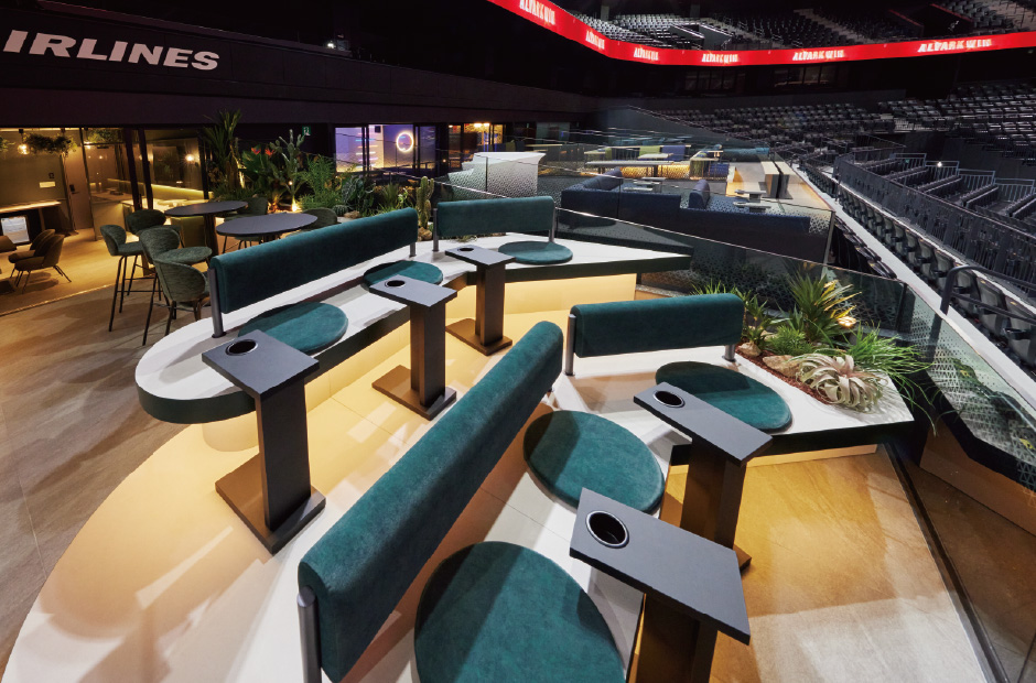 緑あふれる内装の