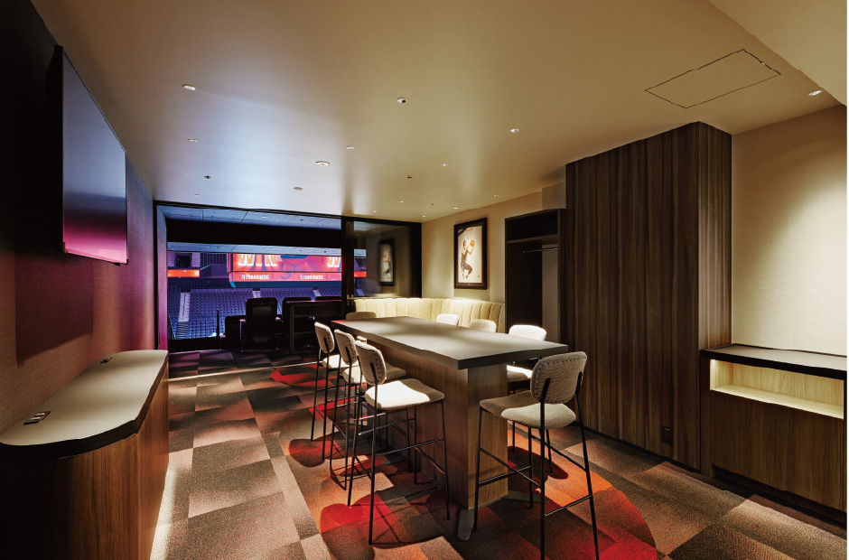 部屋の中だけでなくバルコニー席からも観戦できる