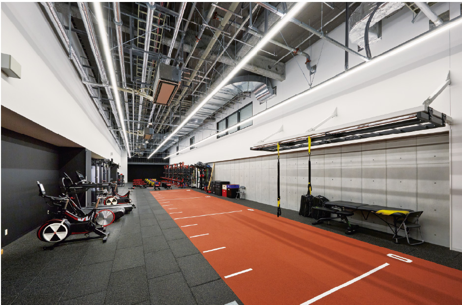 トレーニングルームに設けられたライン照明器具