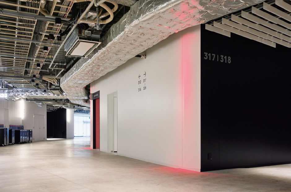 コンコースの各所にカラースポットライトによりアルバルク東京のクラブカラーの演出がされている