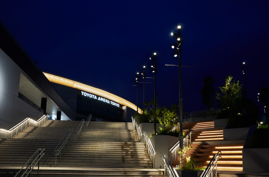 エントランスに続く階段を照らすスポットライトと足元灯