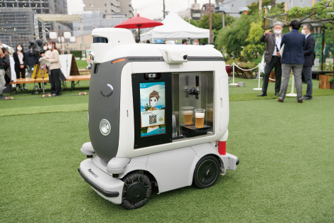サイネージのアバターがビールを販売している自動搬送ロボット「X-Area Robo」