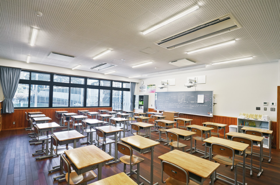 黒板や机上が見やすい視環境を配慮した教室照明