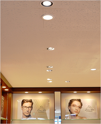 中央のダウンライトは、2つずつ組み合わせて配置することで天井デザインにリズム感をもたらす