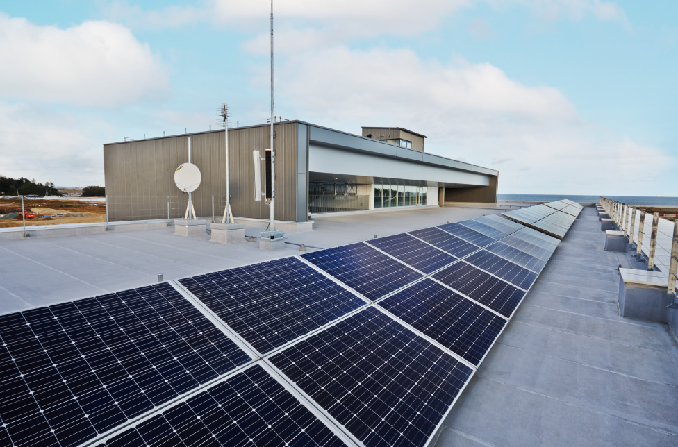 屋上に設置された大型タイプの太陽電池モジュールHIT293A