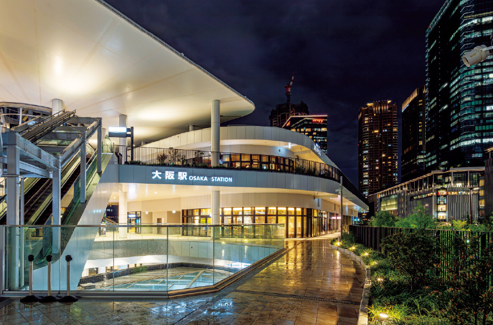 うめきたグリーンプレイスの膜屋根をライトアップし、商業施設としての「にぎわい」を演出