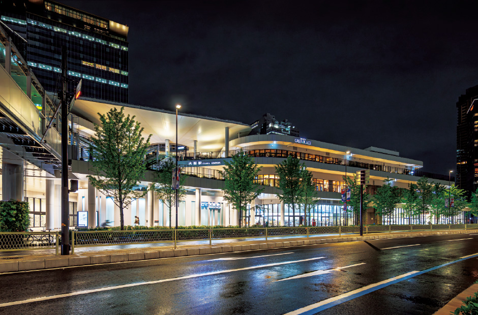 グランフロント大阪側から、うめきたグリーンプレイスの大阪新駅を望む