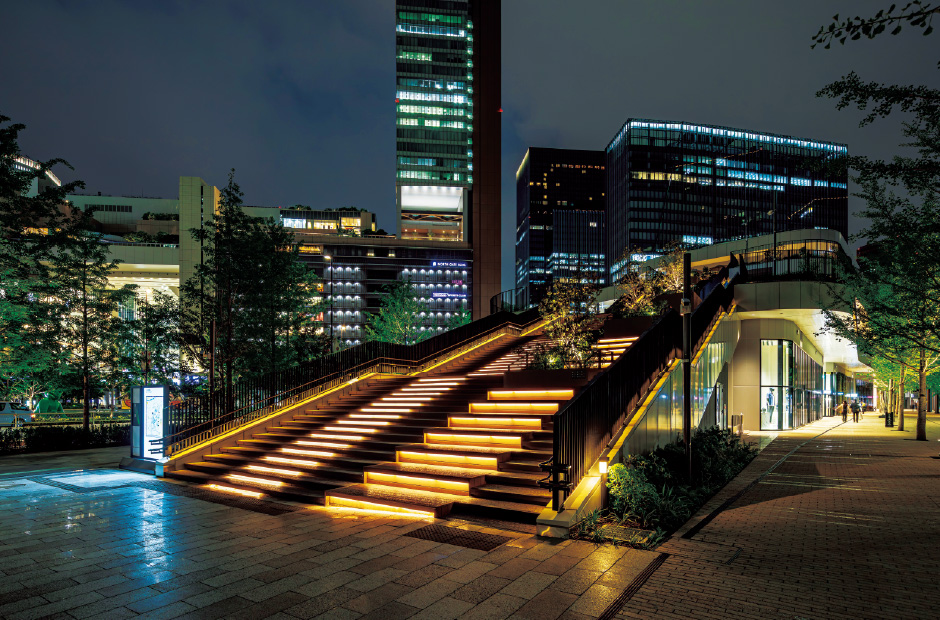 階段照明は間接照明によりグレアを抑え、足元を照らし出し、安全に2階デッキへと誘導する