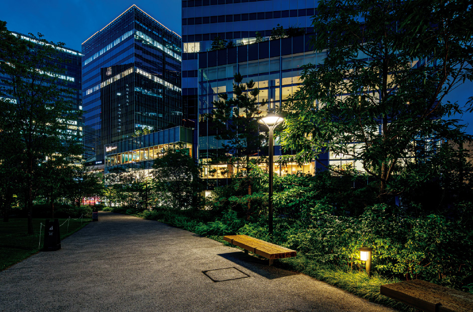 間接照明タイプのポール灯のやさしい光で園路に誘導