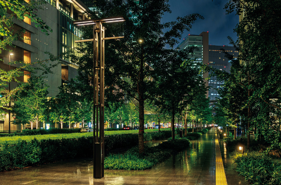 ルーバによって配光制御された歩道照明