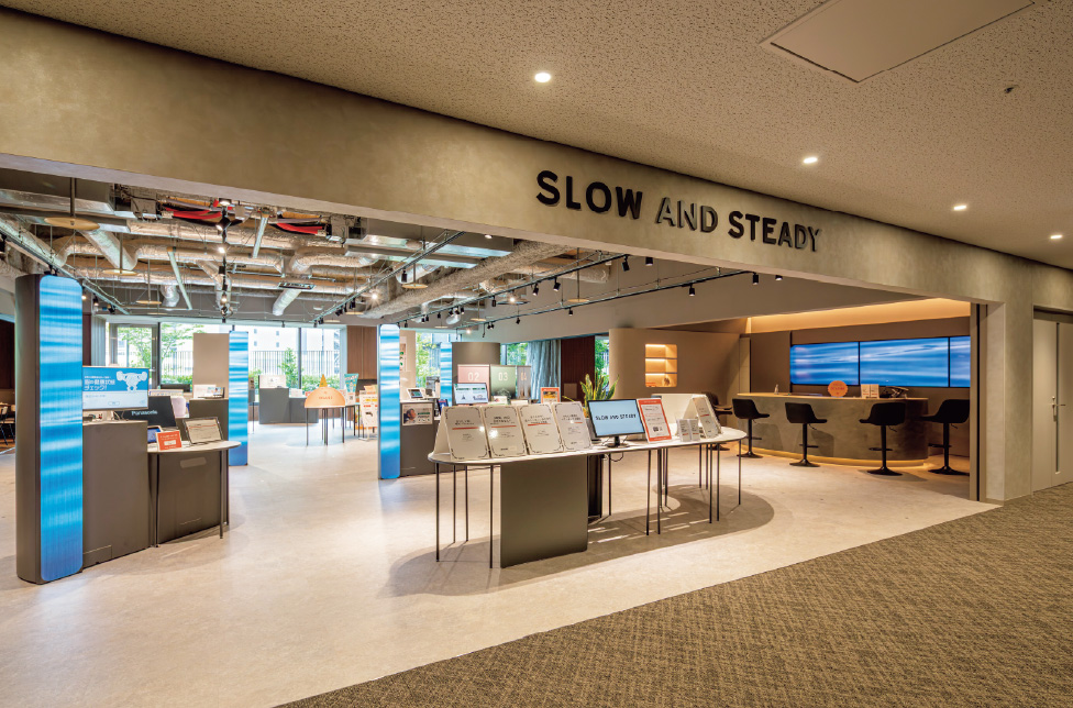 グラングリーン大阪 パークタワー4階のオフィスラウンジ「sorappa(ソラッパ)に隣接し、オフィスワーカーを中心に、訪れた人々のウェルビーイング向上を目的とした「SLOW AND STEADY」に採用された配光可変形スポットライト「BeAm Free」