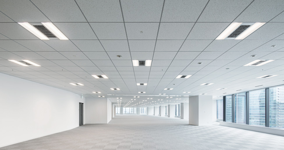 グラングリーン大阪 パークタワー基準階執務室のシステム天井用照明器具は、千鳥配置により灯具台数を減らしながら均斉度を確保