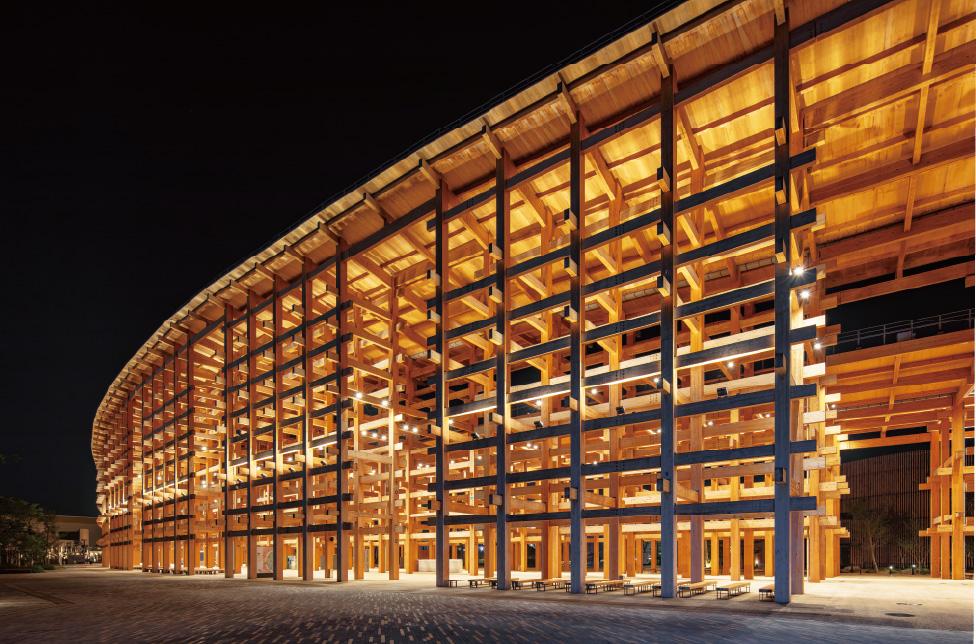 大屋根リング端部を小型投光器によりライトアップすることで、輪郭を浮かび上がらせている