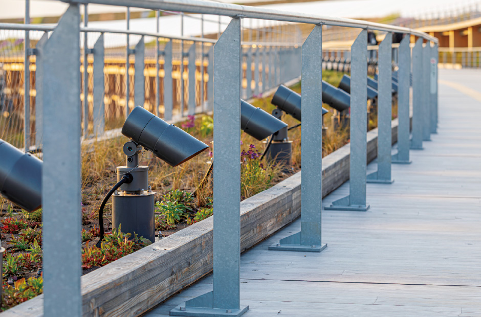 歩行者のまぶしさに配慮したフード付スポットライト