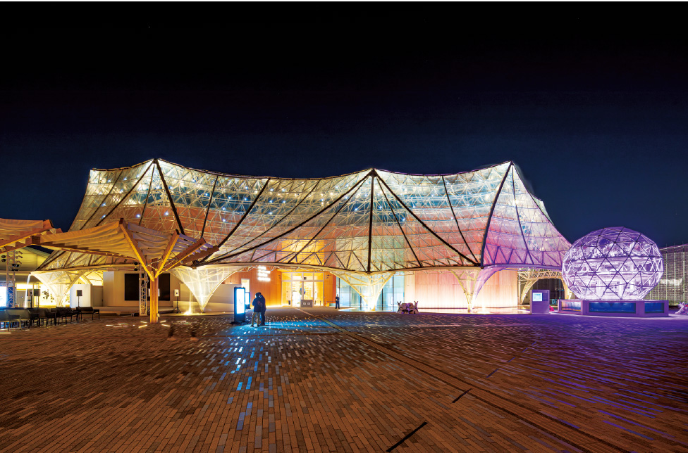 通常は電球色のライトアップ