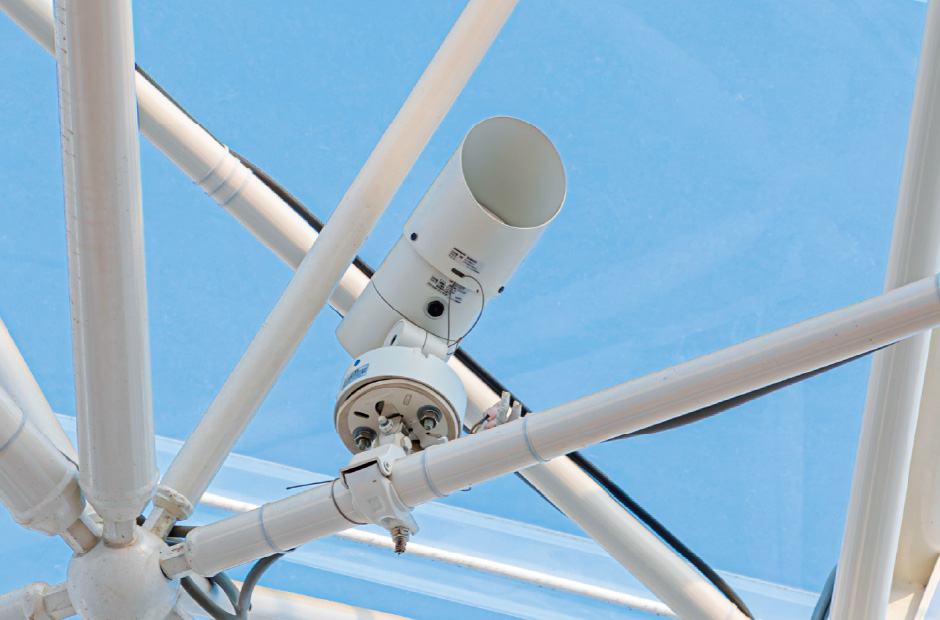 膜屋根のフレームに取り付けられたDMXスポットライト